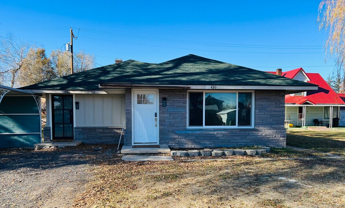 430 S Egan Ave in Burns, OR - Building Photo