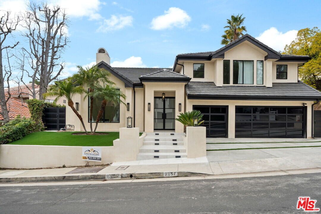 2857 Bottlebrush Dr in Los Angeles, CA - Building Photo