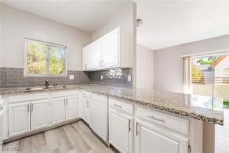 5655 E Sahara Ave in Las Vegas, NV - Building Photo - Building Photo