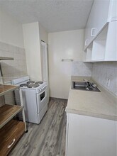 9xx5 1x5th Ct in Miami, FL - Building Photo - Building Photo