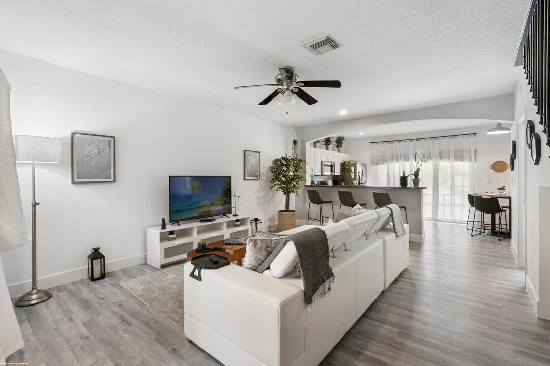 1543 Westchester Ave in West Palm Beach, FL - Building Photo