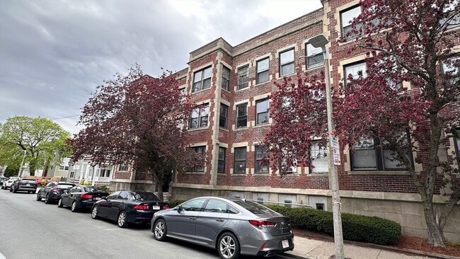 40 Chester St in Boston, MA - Foto de edificio - Building Photo