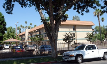 Oaktree Apartments in Riverside, CA - Foto de edificio - Building Photo