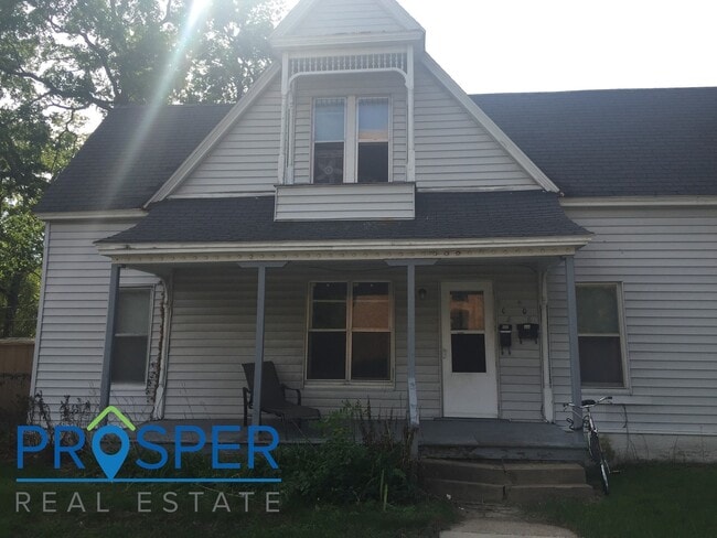 property at 908 S Farwell St