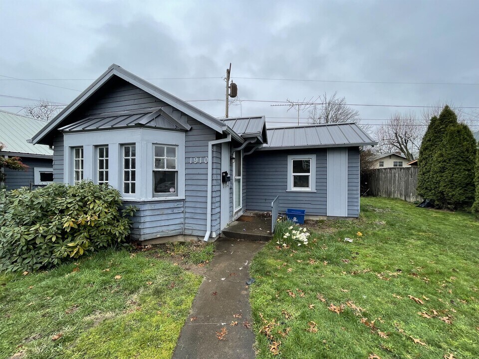 1910 20th St NE in Salem, OR - Building Photo