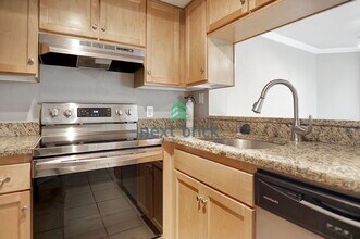 12040 100th Ave NE in Kirkland, WA - Building Photo - Building Photo