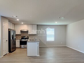 10515 Varmus Dr in Converse, TX - Foto de edificio - Building Photo