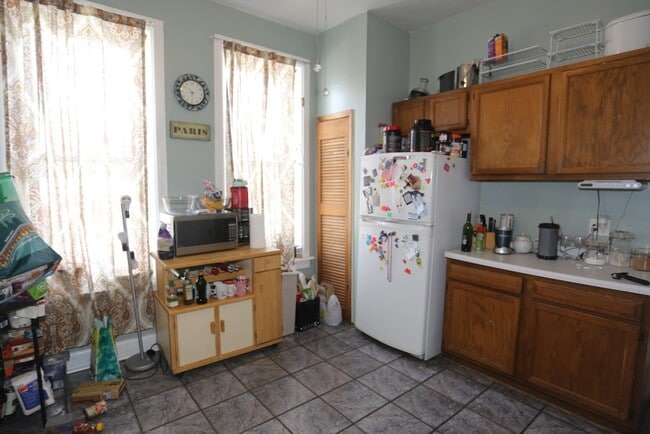 2057 W Roscoe St, Unit 2 in Chicago, IL - Foto de edificio - Building Photo
