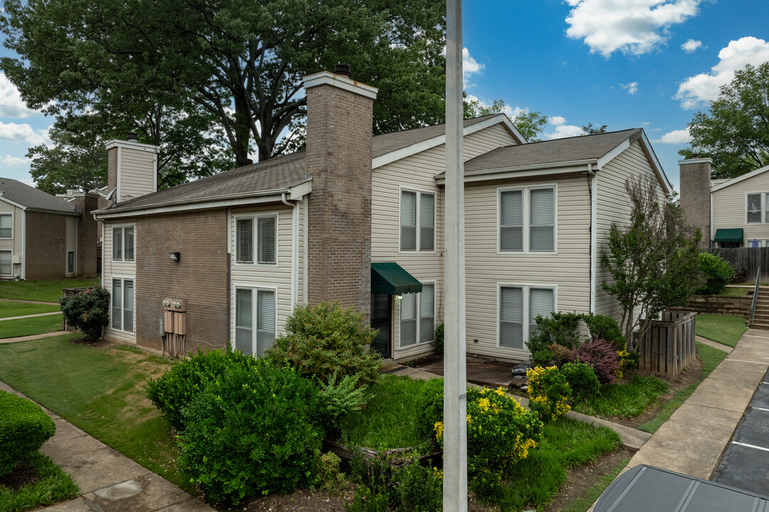 Whispering Oaks Condominiums in Memphis, TN - Building Photo