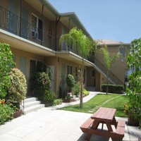 1029 Magnolia Ave in Long Beach, CA - Foto de edificio - Building Photo