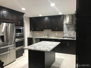 6 Marc Ct in Edison, NJ - Building Photo - Building Photo