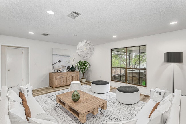 1960 Woodbridge Dr in Pensacola, FL - Building Photo - Building Photo