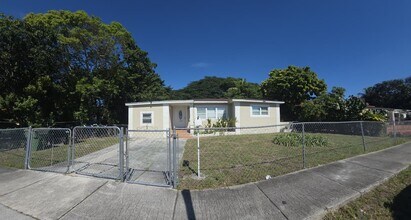 1085 NW 133rd St in North Miami, FL - Building Photo - Building Photo