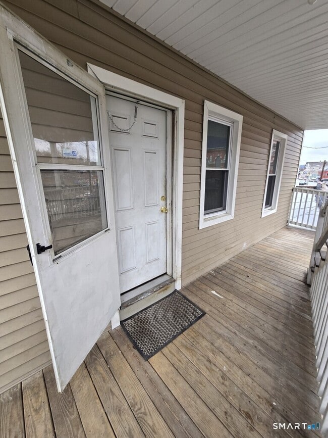 779 E Main St in Waterbury, CT - Building Photo - Building Photo