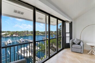 543 Bay Colony Dr N in North Palm Beach, FL - Building Photo - Building Photo