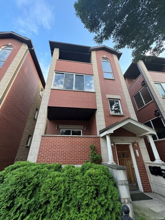 711 W 31st St in Chicago, IL - Building Photo