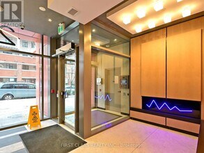 2-402 Augusta Ave in Toronto, ON - Building Photo - Building Photo
