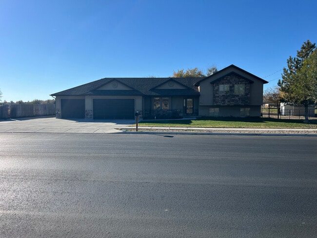 5223 S 4700 W in Hooper, UT - Foto de edificio - Building Photo