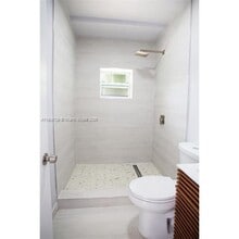 2424 NW 7th Ct in Miami, FL - Foto de edificio - Building Photo