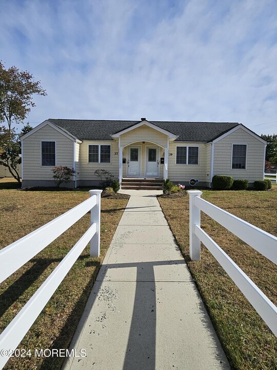 37 Michigan Ave in Port Monmouth, NJ - Building Photo