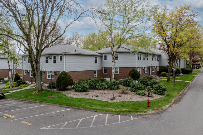 Brush Hill Condominiums in West Springfield, MA - Building Photo - Building Photo