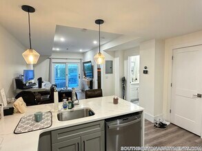 9 Douglas St, Unit 1 in Boston, MA - Foto de edificio - Building Photo