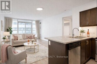 19 Grand Trunk Crescent in Toronto, ON - Building Photo - Building Photo