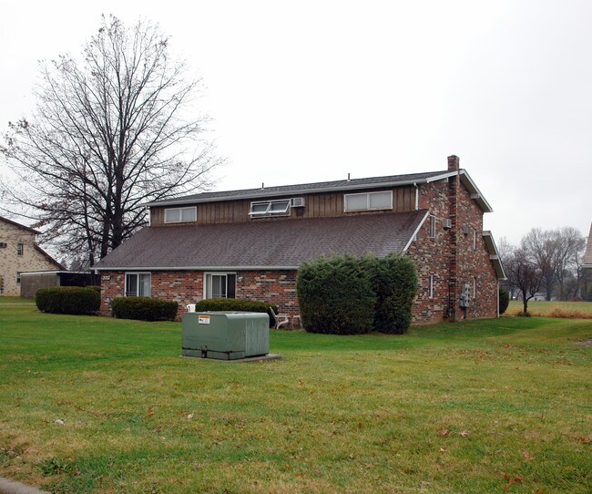 2057 Wolosyn Cir in Youngstown, OH - Building Photo - Building Photo