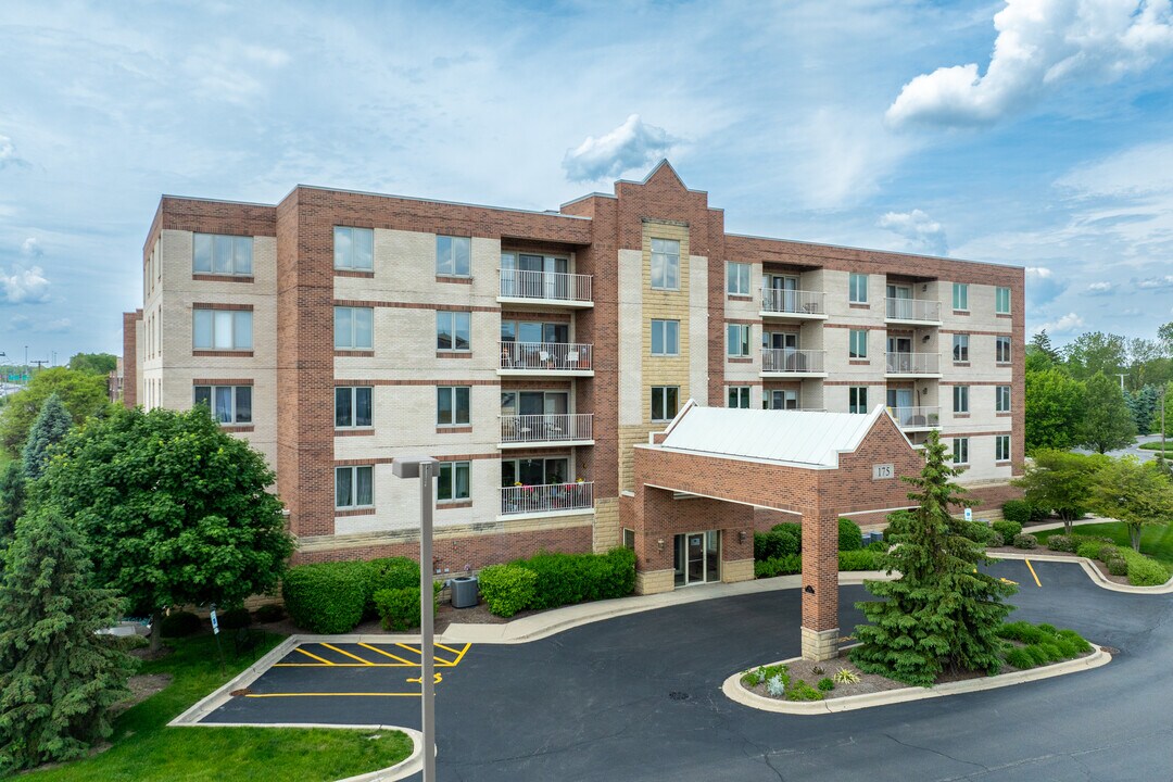 Essex Place East in Elmhurst, IL - Foto de edificio