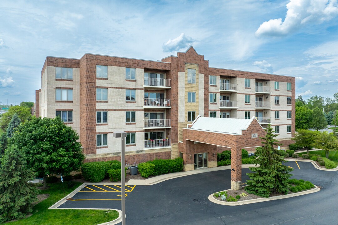 Essex Place East in Elmhurst, IL - Building Photo