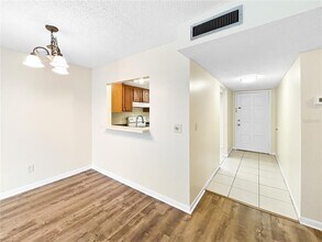 6336 Newtown Cir in Tampa, FL - Foto de edificio - Building Photo