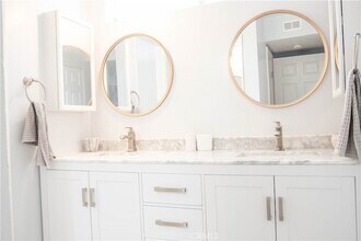 4705 Kester Ave, Unit 106 in Los Angeles, CA - Building Photo - Building Photo