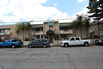 Majestic Luna in Canoga Park, CA - Building Photo - Building Photo