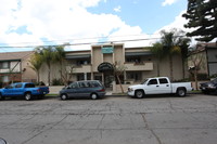 Majestic Luna in Canoga Park, CA - Foto de edificio - Building Photo