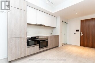 15 Queens Quay E in Toronto, ON - Building Photo - Building Photo