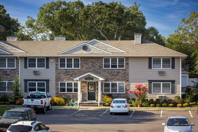 164 Rollstone Ave in West Sayville, NY - Building Photo - Building Photo