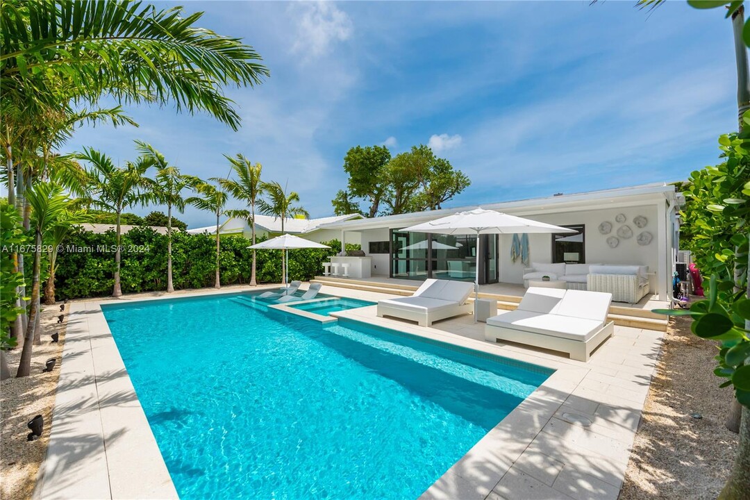 8834 Abbott Ave in Surfside, FL - Foto de edificio