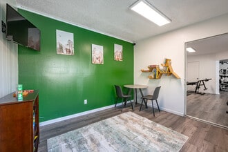 Mission Village in Ontario, CA - Foto de edificio - Interior Photo