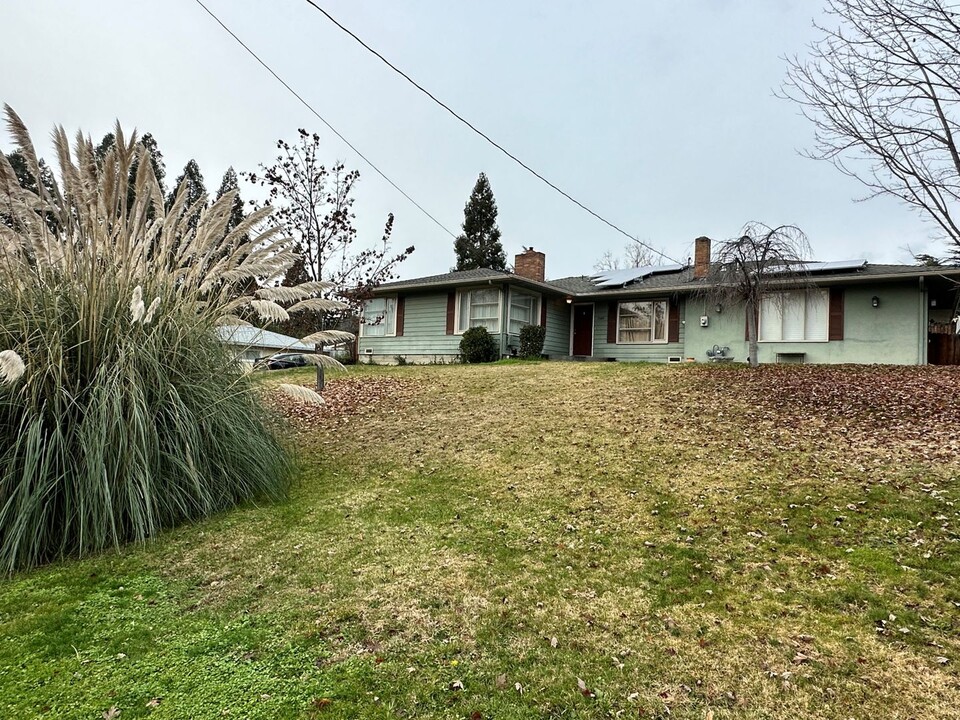 1549 Stratford Ave in Medford, OR - Building Photo