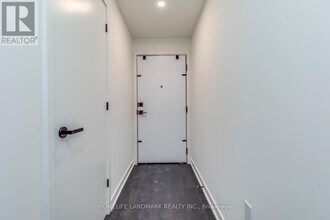 55 Charles St E in Toronto, ON - Building Photo - Building Photo