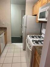 1931 Prairie Sq, Unit 219 in Schaumburg, IL - Foto de edificio - Building Photo