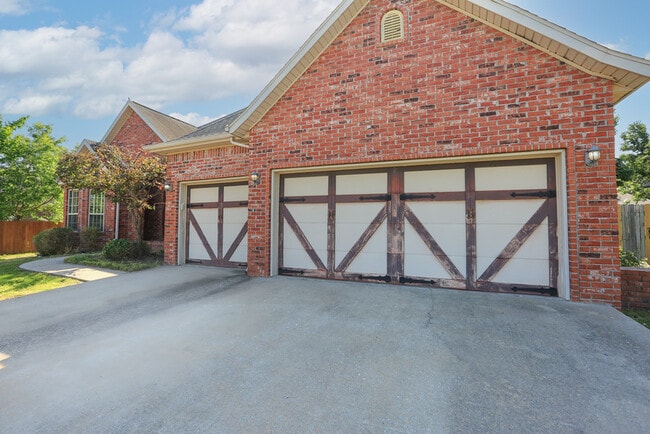 4002 SW Sycamore St in Bentonville, AR - Building Photo - Building Photo