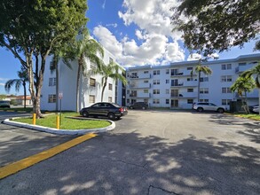 1221 SW 122nd Ave, Unit 201 in Miami, FL - Foto de edificio - Building Photo