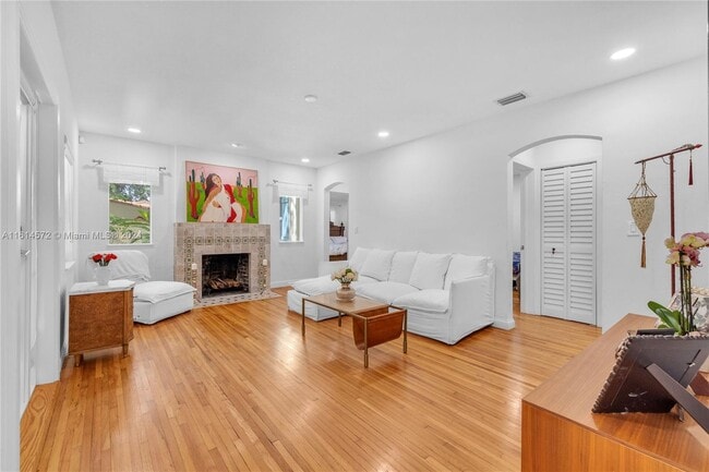 1100 El Rado St in Coral Gables, FL - Foto de edificio - Building Photo