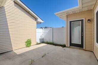 9012 Jean Louise Dr in West Des Moines, IA - Building Photo - Building Photo