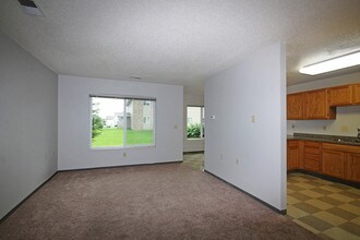 Roseau Court Townhomes in Roseau, MN - Building Photo - Building Photo