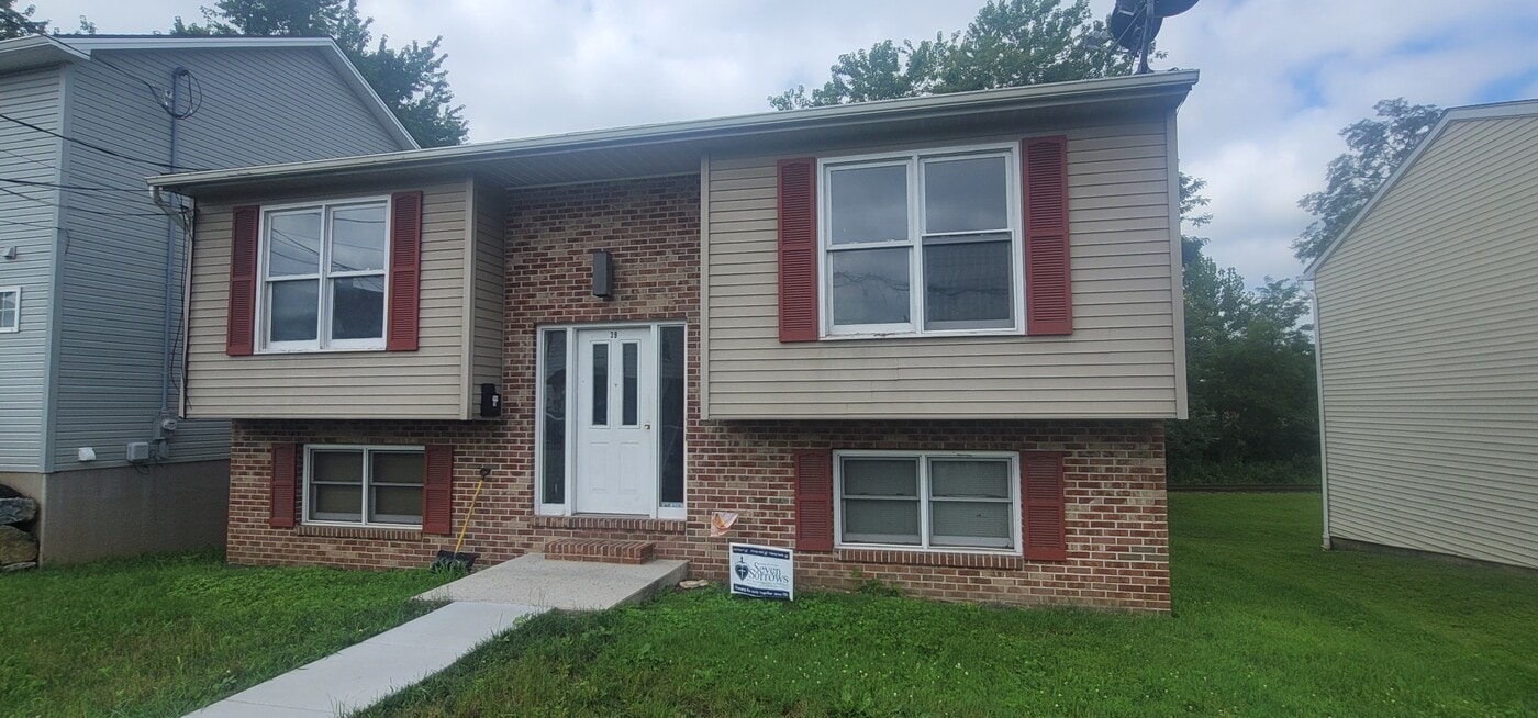 39 Charles St in Highspire, PA - Building Photo