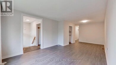 140 Cherrywood Dr in Newmarket, ON - Building Photo - Building Photo