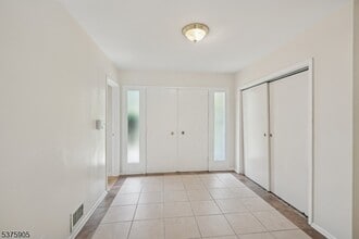 18 Dorison Dr in Millburn, NJ - Building Photo - Building Photo