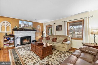 1573 Garrisonville Rd in Stafford, VA - Foto de edificio - Building Photo